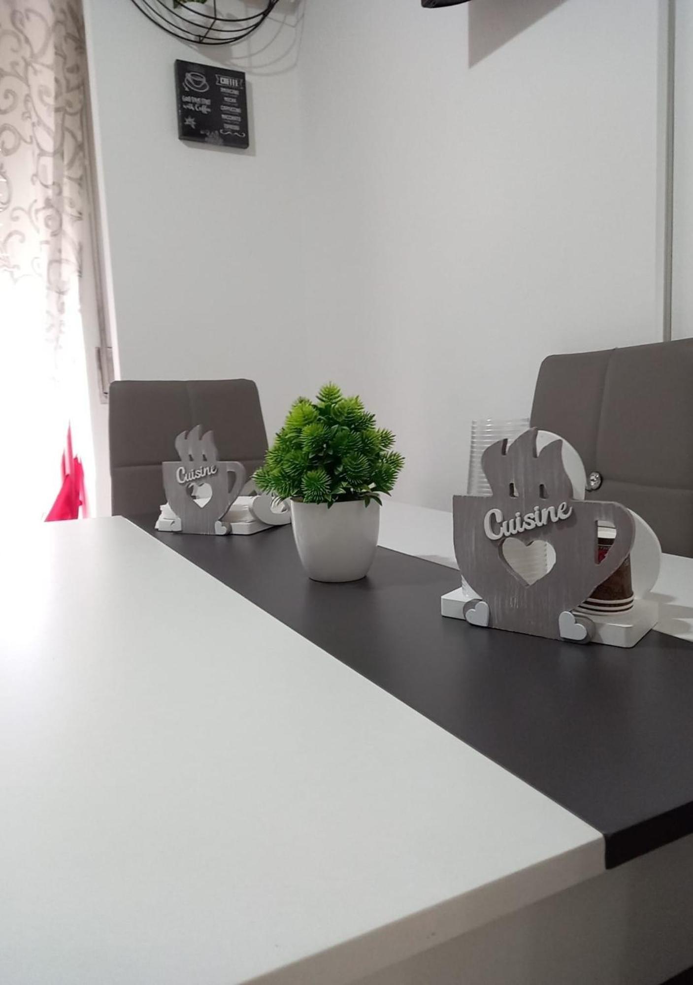 My Family Intero Appartamento Con Parcheggio Privato بوتنزا المظهر الخارجي الصورة